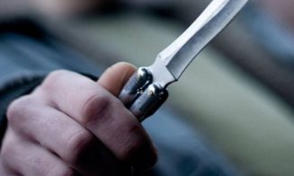 Un bărbat beat a atacat polițistii cu un cuțit. Agenții, nevoiți să folosească arma