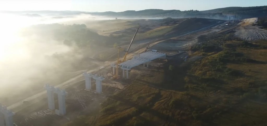 Imagini superbe surprinse pe un șantier de pe A3. UMB, la ridicat grinzi pe Zimbor-Poarta Sălajului