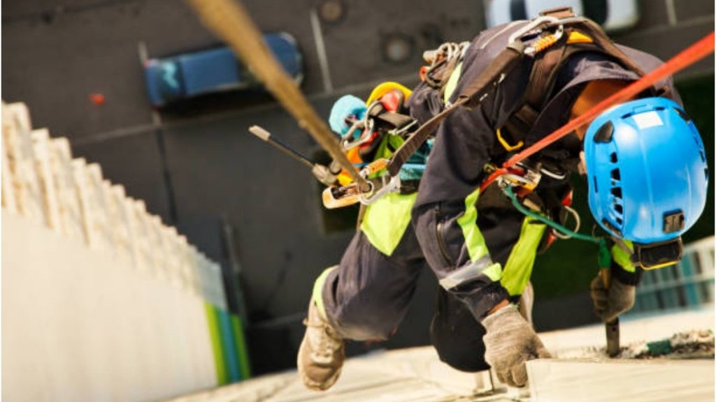 Incident șocant la un bloc turn. Un alpinist utilitar, la un pas să fie omorât de o bunicuță