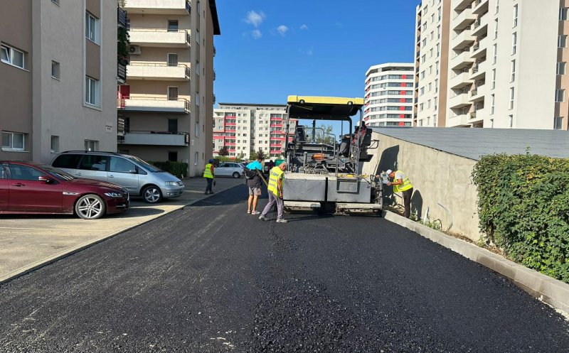 A început asfaltarea pe o stradă din Florești! Primarul Pivariu: „Executantul este în grafic”