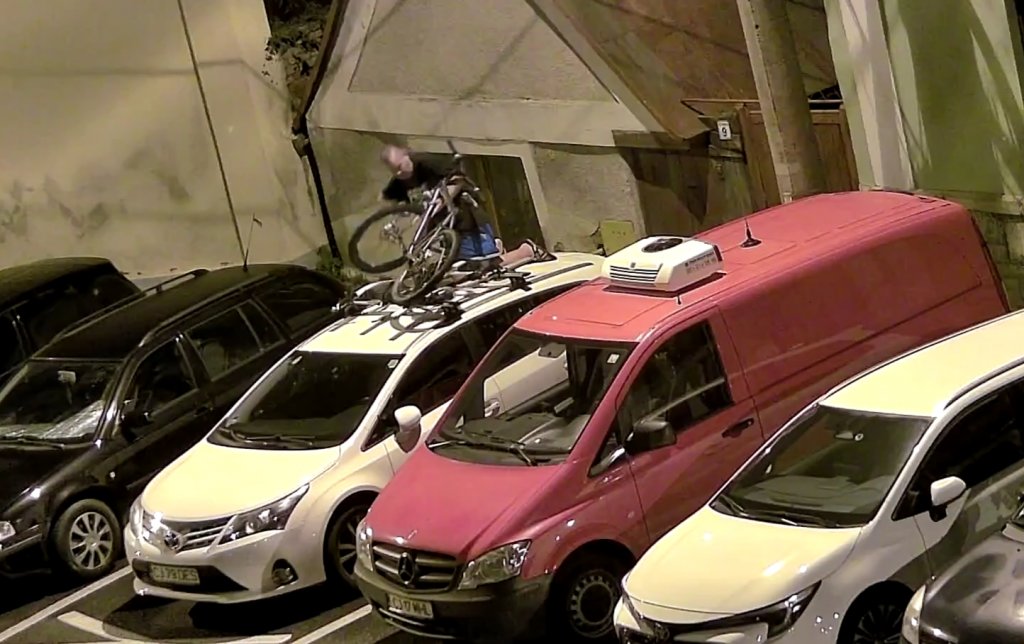 Hoț de biciclete surprins de camerele de supraveghere, în centrul Clujului. Vezi cum a acționat