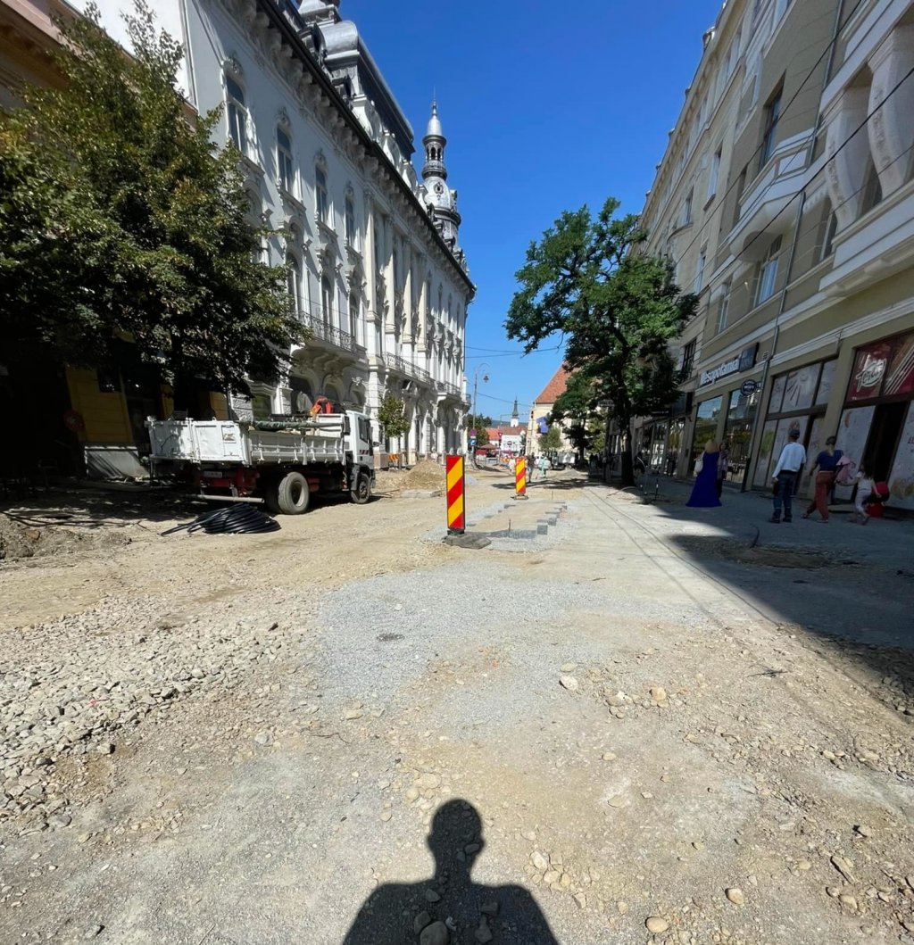 Clujenii au umor. Ironii la adresa lucrărilor de reabilitare de pe Strada Universității: ,,Râdeți voi râdeți, dar va arăta excepțional în 2046”