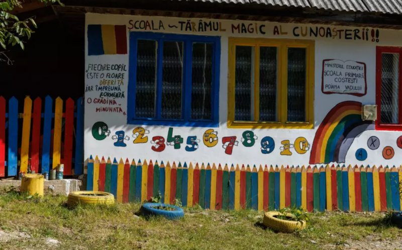 Așa DA! Școala colorată din Apuseni, renovată de copii și săteni: „Cei mici au pictat, adulții au făcut restul”