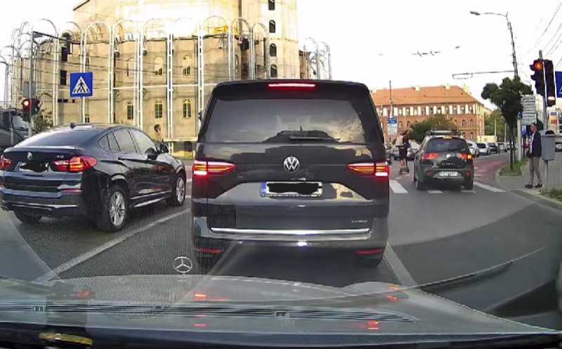 Șofer kamikaze filmat într-o zonă aglomerată a Clujului. A trecut pe roșu și era să lovească o persoană