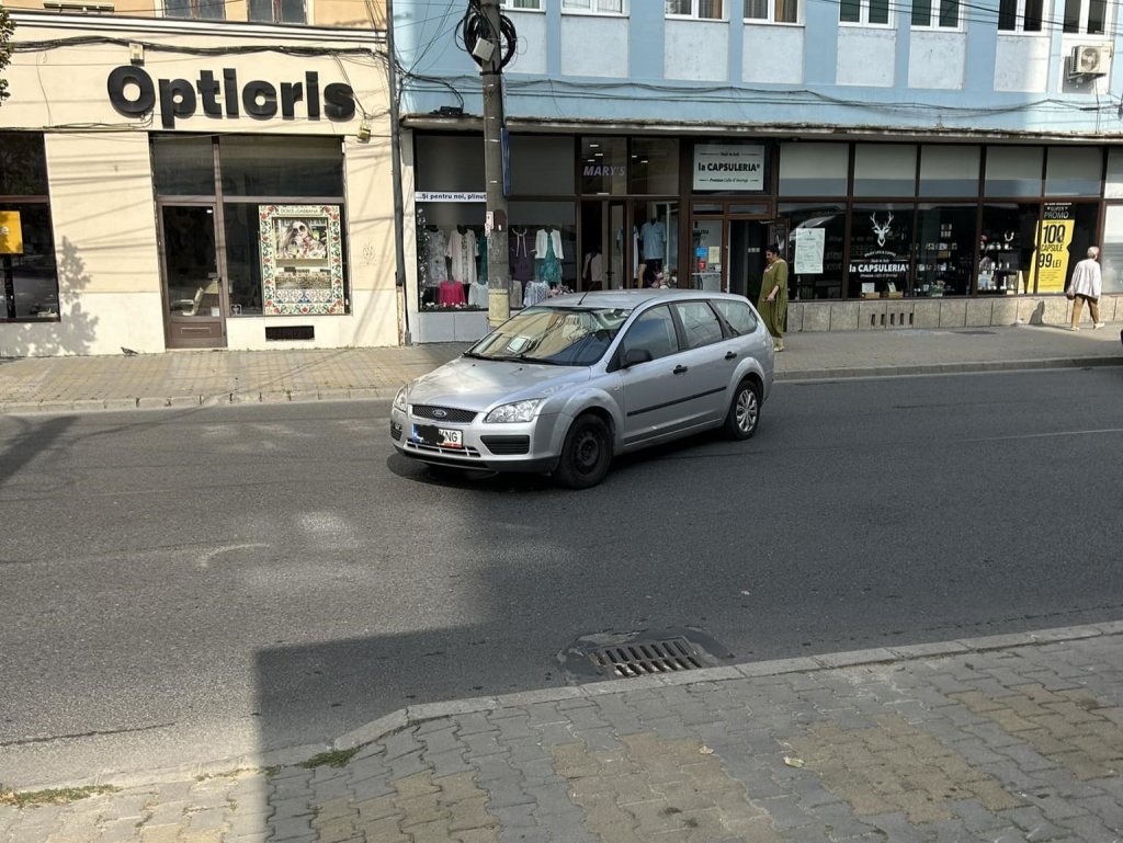 Parcare de “cinci stele” în centrul Clujului. Un șofer și-a lăsat mașina în mijlocul drumul și a plecat