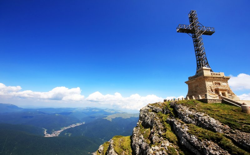 Ceremonialul de la Crucea Caraiman va fi reprogramat din cauza condițiilor meteo. Când va avea loc