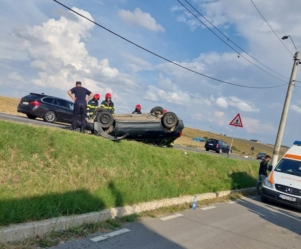 Accident în Cluj cu un autoturism răsturnat. Două persoane evaluate medical