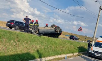 Accident în Cluj cu un autoturism răsturnat. Două persoane evaluate medical