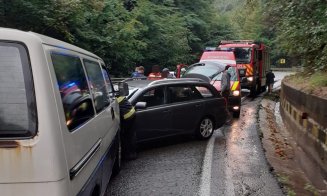 Coliziune între două mașini în Cluj. Paramedicii SMURD au evaluat medical două persoane