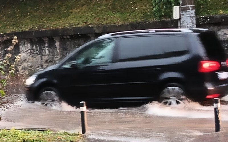 Furtună la Cluj-Napoca! Pompierii intervin pe mai multe străzi din oraș: 20 de subsoluri inundate, între care și la un liceu și 12 apartamente