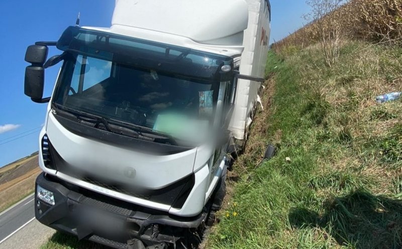 Accident în Cluj cu un TIR ieșit în decor. Un bărbat este evaluat de medici