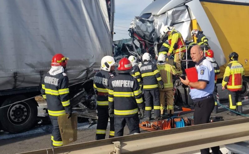 Carnagiu pe autostrada A1: Un microbuz a fost făcut zob între două TIR-uri/ Cel puțin cinci morți și doi răniți
