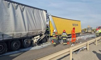 Carnagiu pe autostrada A1: Un microbuz a fost făcut zob între două TIR-uri/ Cel puțin cinci morți și doi răniți