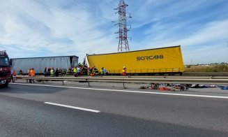 Carnagiu pe autostrada A1: Un microbuz a fost făcut zob între două TIR-uri/ Cel puțin cinci morți și doi răniți