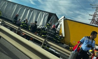 Carnagiu pe autostrada A1: Un microbuz a fost făcut zob între două TIR-uri/ Cel puțin cinci morți și doi răniți
