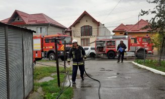 INCENDIU în Gherla! O mașină a luat FOC într-un garaj