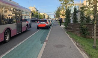 Clujeancă care își duce copilul la grădiniță cu bicicleta: “Dorim măsuri de siguranță în trafic și de disciplinare a șoferilor care ignoră total pista de biciclete”