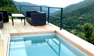 Locație de vis la câţiva km de Cluj-Napoca. Bungalow-uri în vârf de deal cu panoramă spectaculoasă şi piscină încălzită