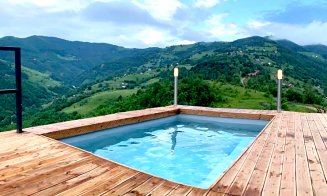 Locație de vis la câţiva km de Cluj-Napoca. Bungalow-uri în vârf de deal cu panoramă spectaculoasă şi piscină încălzită