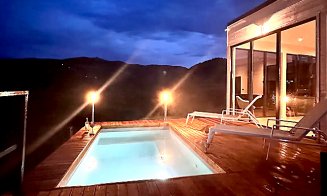 Locație de vis la câţiva km de Cluj-Napoca. Bungalow-uri în vârf de deal cu panoramă spectaculoasă şi piscină încălzită