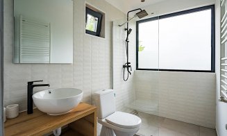 Locație de vis la câţiva km de Cluj-Napoca. Bungalow-uri în vârf de deal cu panoramă spectaculoasă şi piscină încălzită
