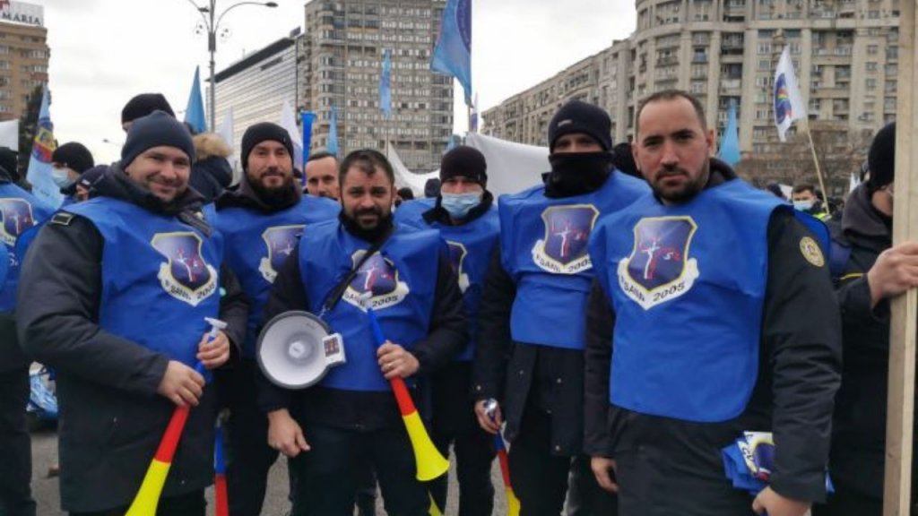 Sindicaliști penitenciarelor protestează în fața Ministerului Finanțelor. „Polițiștii, nemulțumiți că sunt sunt furaţi, trădaţi de politicieni şi ameninţaţi cu puşcăria”