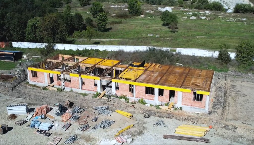 Avansează lucrările la viitoarea bază sportivă din Turda! Va avea teren de fotbal cu nocturnă, clădire administrativă, parcări