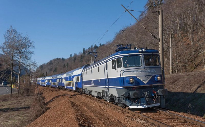 Tren de Cluj, blocat în câmp timp de trei ore! Va ajunge la București cu mare întârziere
