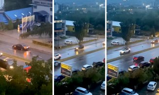 Au refulat canalele în Cluj-Napoca și au aruncat capacele în drum / ”Mai zboară... de la ploaia torențială”
