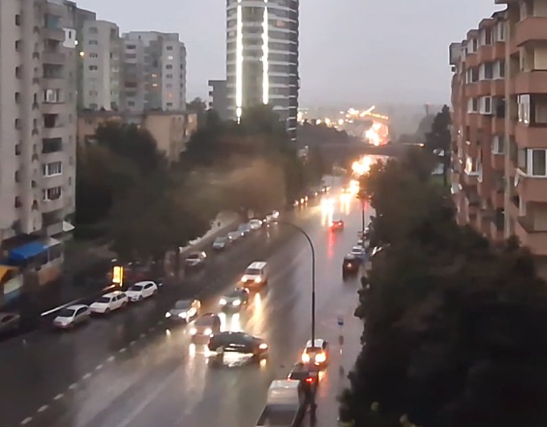 Şofer kamikaze în Cluj-Napoca: A întors maşina pe dublă continuă în timpul furtunii, iar Internetul a sărit pe cel care l-a filmat