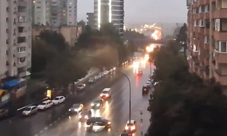 Şofer kamikaze în Cluj-Napoca: A întors maşina pe dublă continuă în timpul furtunii, iar Internetul a sărit pe cel care l-a filmat