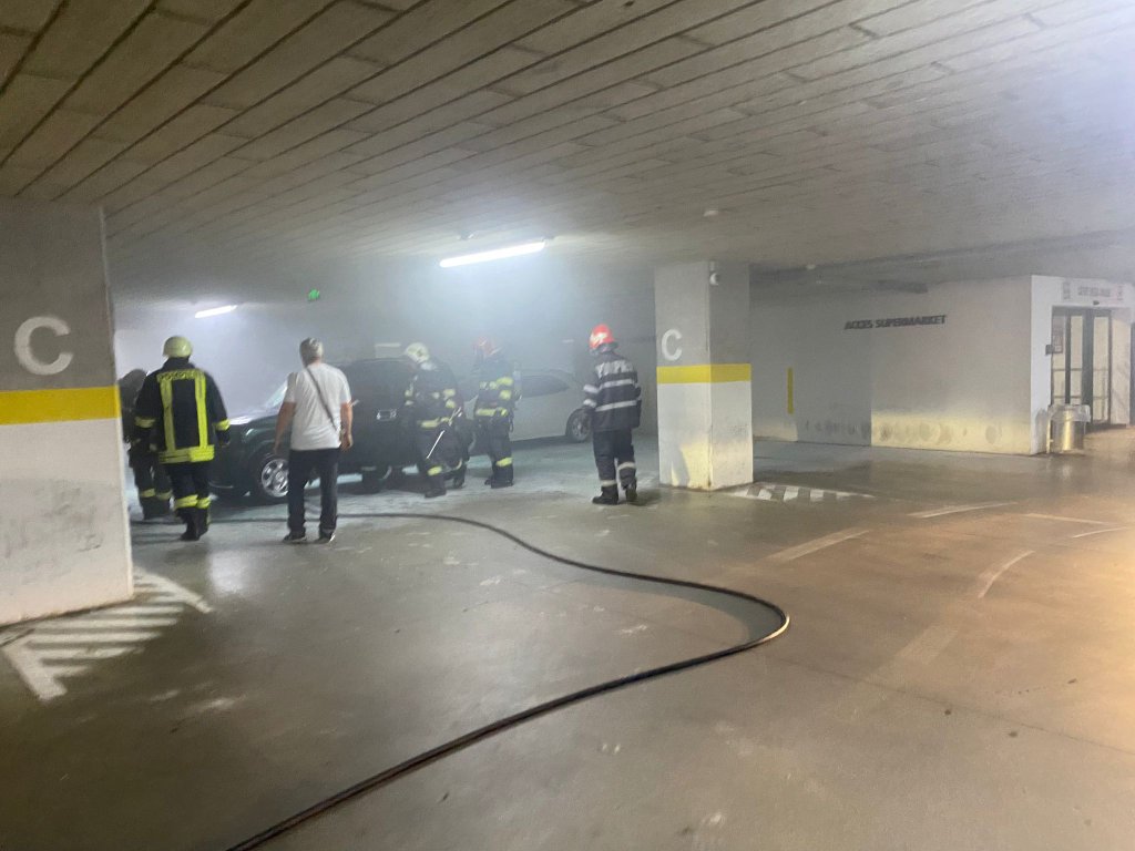 INCENDIU în parcarea de la Platinia. O mașină a luat FOC