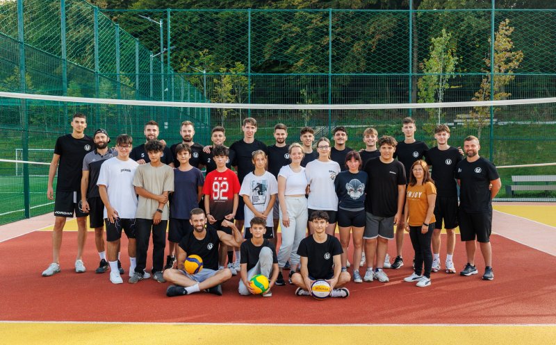 Antrenamente în aer liber și inițiere în handbal și volei, cu Clubul Sportiv Universitatea Cluj, în Baza Sportivă „La Terenuri”