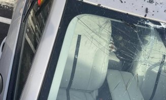 Mașină distrusă după ce a fost ridicată de RADP Cluj-Napoca. ”Au scăpat-o de pe platformă și brațul macaralei pe mașină”