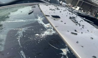 Mașină distrusă după ce a fost ridicată de RADP Cluj-Napoca. ”Au scăpat-o de pe platformă și brațul macaralei pe mașină”