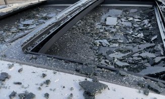 Mașină distrusă după ce a fost ridicată de RADP Cluj-Napoca. ”Au scăpat-o de pe platformă și brațul macaralei pe mașină”