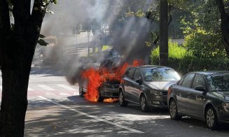 INCENDIU în Zorilor! Doua mașini au luat FOC