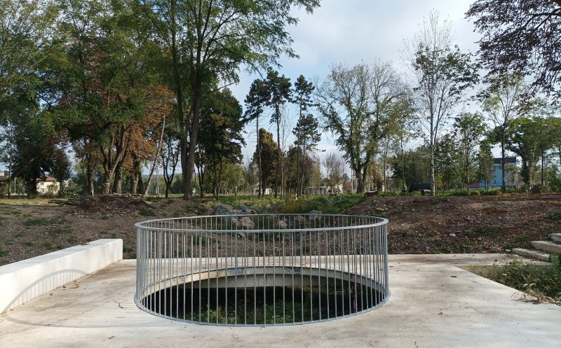 Parcul Feroviarilor, cu puțin timp înainte de deschidere. Someșul nostru: "Decizia salutară a arhitectului a fost de a nu tăia copacii la râu, chiar daca s-a defrișat cam invaziv în parc"