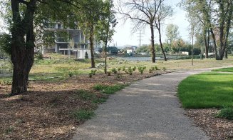 Parcul Feroviarilor, cu puțin timp înainte de deschidere. Someșul nostru: "Decizia salutară a arhitectului a fost de a nu tăia copacii la râu, ch