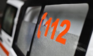 Scene înfiorătoare într-o familie. Un bărbat a aruncat cu benzină pe fiul său și i-a dat FOC