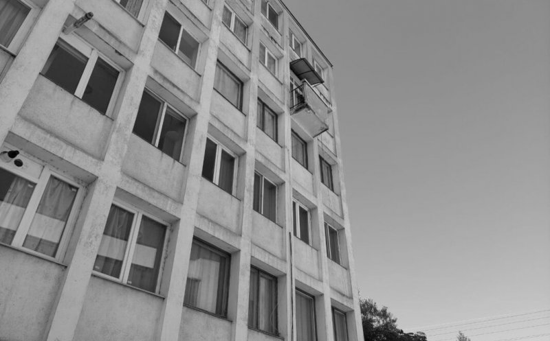 Blocul cu un singur balcon din Piața Mihai Viteazul