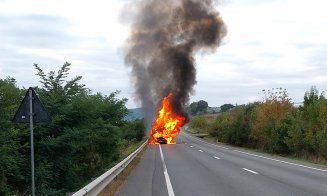 O autoutilitară a ars ca o torţă pe E60, în judeţul Cluj