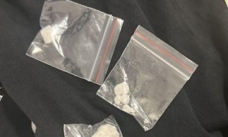 Percheziții în Cluj și în alte județe la traficanții de droguri. Vindeau cocaină și alte substanțe periculoase în zonele frecventate de tineri
