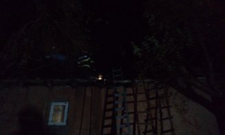 Incendiu într-o comună din Cluj. Acoperișul unei case a fost cuprins de flăcări / Pompierii au stins focul după o oră