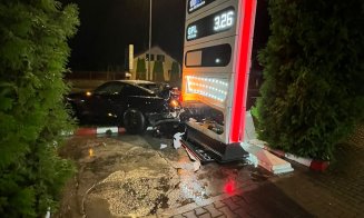 ACCIDENT pe Calea Turzii, în dreptul unei benzinării. Şi-a făcut maşina praf