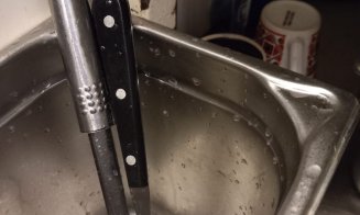 Comisarii ANPC au închis grill-urile Kaufland Cluj. Amenzi de peste 100.000 de lei pentru mizeria, marfa expirată și muștele găsite