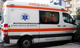 Accident în Cluj-Napoca cu două mașini. Femeie de 80 de ani, transportată la spital