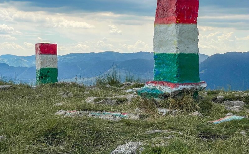 Iar au dat jos Tricolorul! Borna de la Piatra Secuiului din Apuseni a fost revopsită în culorile steagului Ungariei