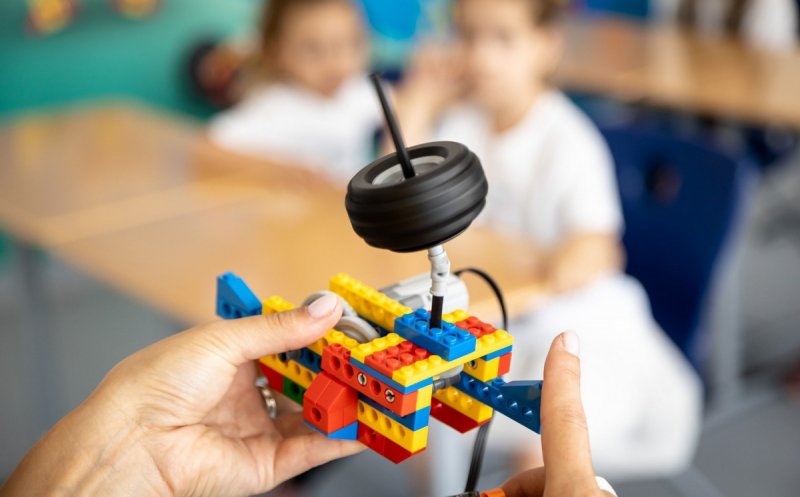 Cei mici sunt așteptați la Iulius Mall Cluj să creeze spinnere și carusele din piese LEGO, folosind conceptul STEM