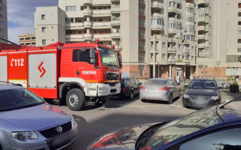 Bloc din Mănăștur cuprins de flăcări din cauza unui incendiu la subsol. 500 de kg de gunoaie au luat foc